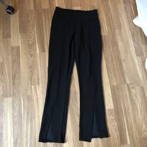 Byxor - Supersnygga byxor från NELLY, snygg slits längst ner och supersköna! Knappt använda. Storlek S 🤍 150kr + frakt 