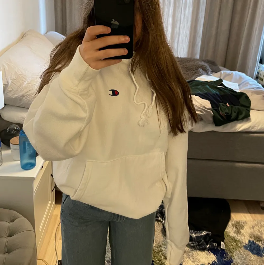 oversized helt vit hoodie som jag säljer då den aldrig kommer till användning! i bra skick och tjockt material! köparen står för frakt. Övrigt.