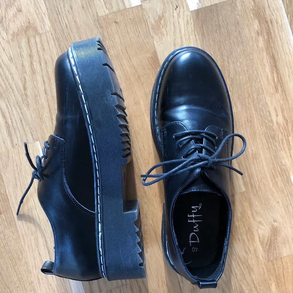 Svarta skor från Duffy. Köpta på second hand och använda fåtal gånger och är i storlek 40. Köpte de för 600kr💕. Skor.