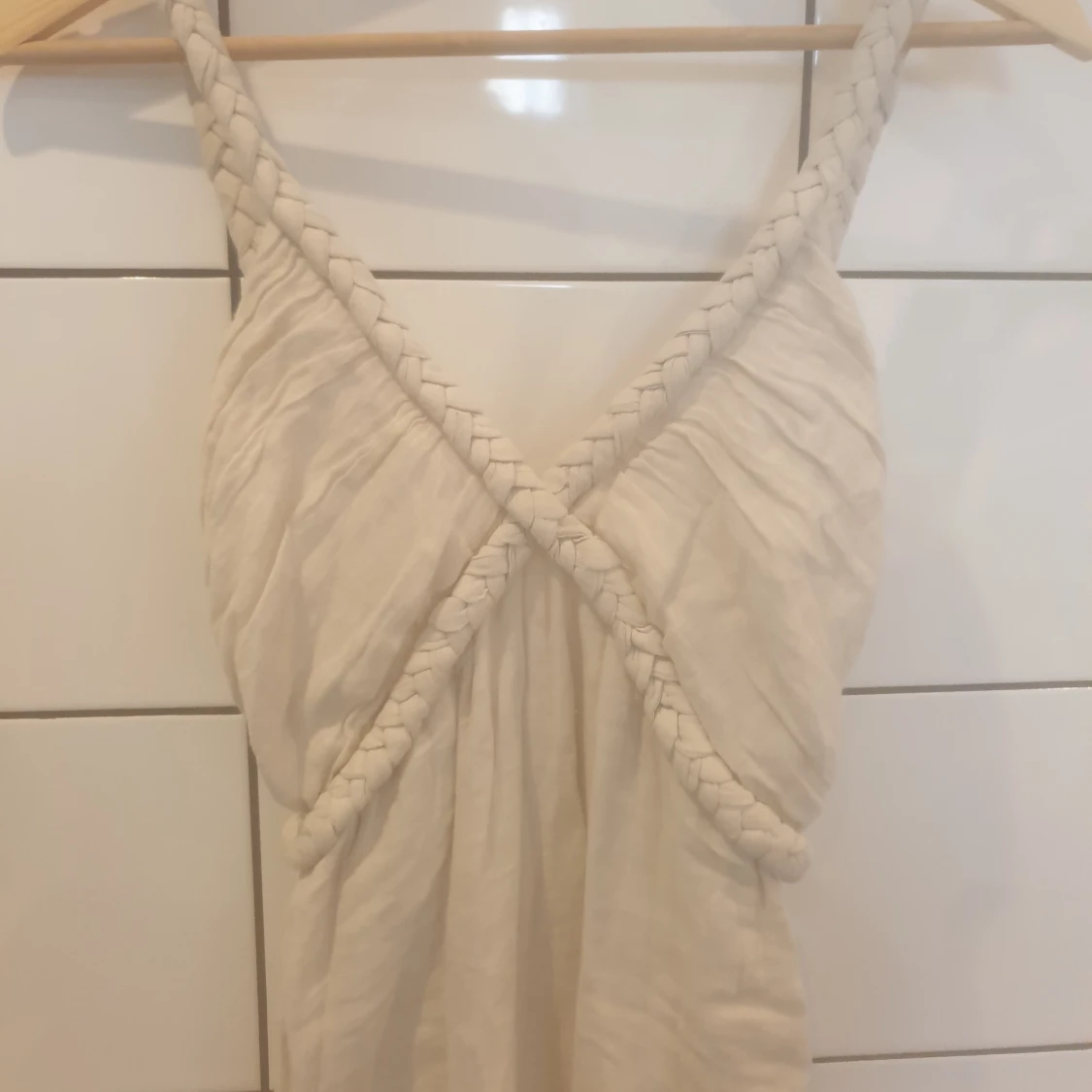 Naturvit linneklänning med flätade detaljer  - 91