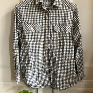 Rutig skjorta  - Vintage rutig skjorta🌼 Uppskattar till storlek S, köpt på Erikshjälpen för ett tag sen. Kontakta mig vid frågor :)