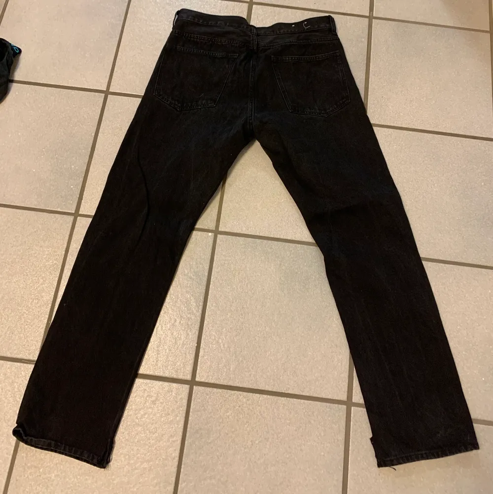 Svarta jeans size 32 baggy . Jeans & Byxor.