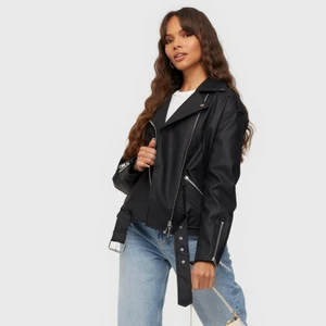 Missguided leather jacket - Råkade beställa två likadana jackor och kunde inte returnera, därför säljer jag denna sjukt snygga jacka! Jag älskar den, men har ingen användning av två stycken. Jackan är helt oanvänd och därav i perfekt nyskick!😇🤩
