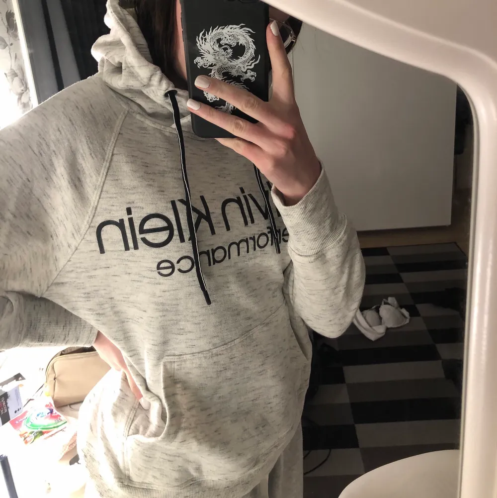 Jättesnygg och skön Calvin Klein hoodie som aldrig används pga att den är för liten🤍 nyskick!. Hoodies.