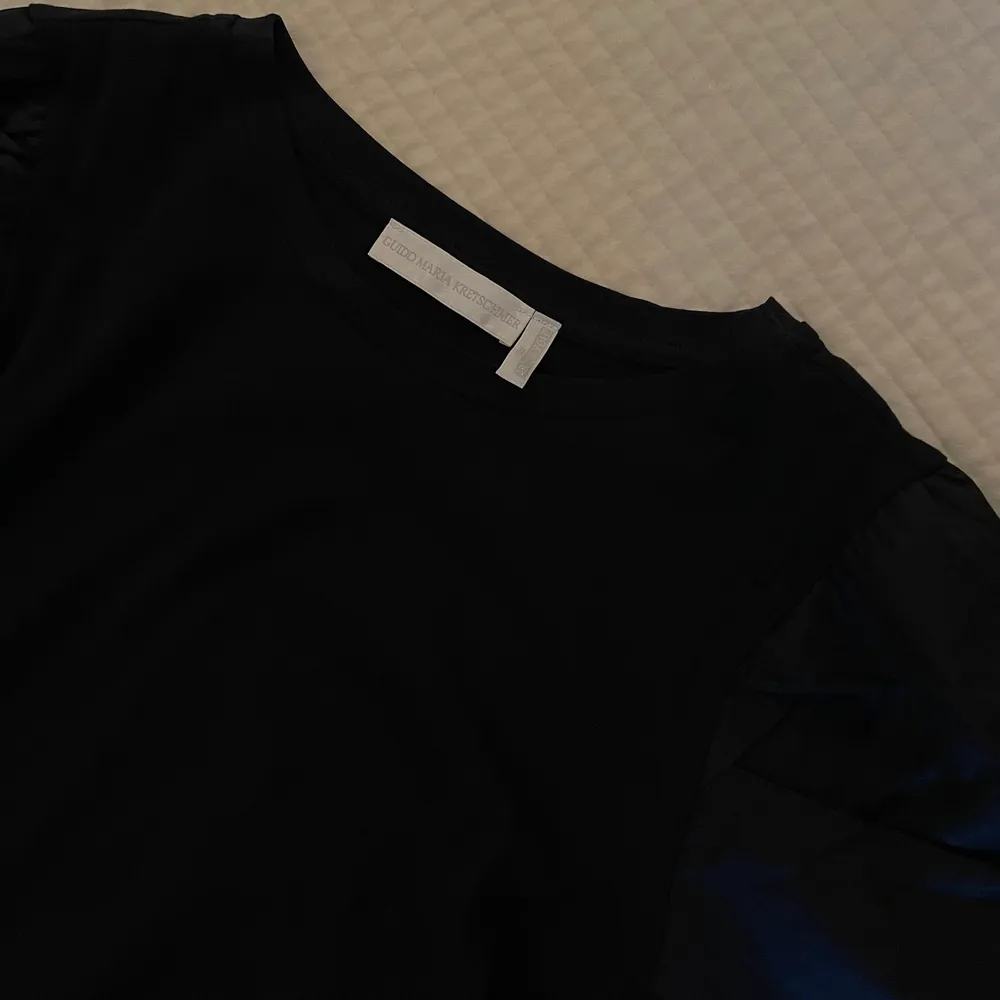 Supersnygg svart t-shirt med puffiga armar 🖤 aldrig använd!. T-shirts.