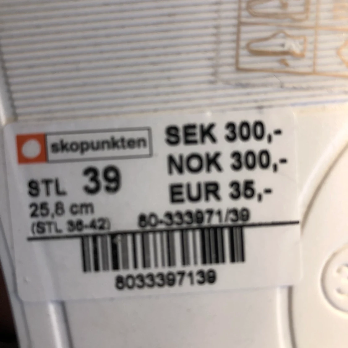 Oanvända sneakers  - 90