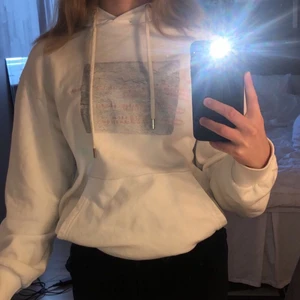Hoodie  - Vit hoodie från Nakd. Inte mycket använd så den är i nyskick. 