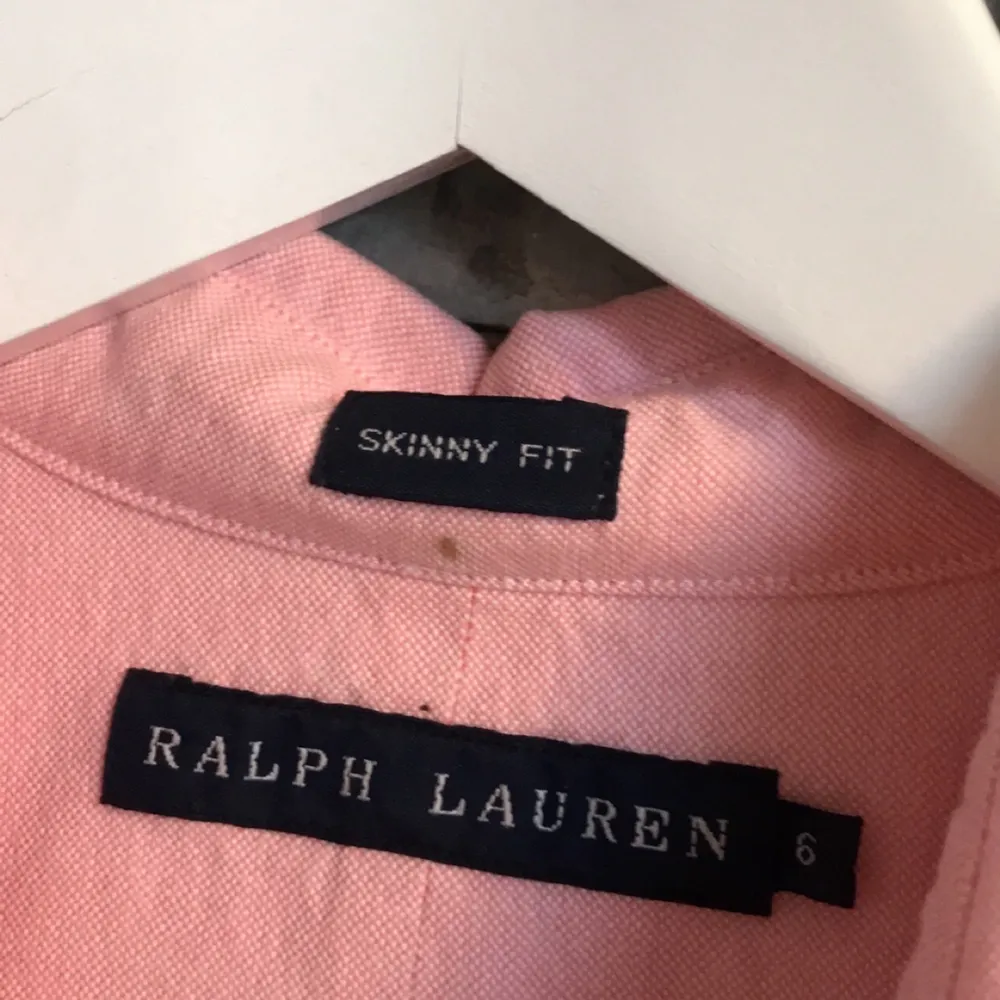 Sjukt fin skjorta från Ralph Lauren! Använd 2 gånger, endast en liiiten fläck under storlekslappen. 🥰. Skjortor.