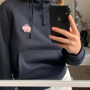 Hoodie från a day’s march - Marinblå hoodie från Owe Gustafsons kollektion med a day’s march. Strl S men passar xs - m. Nypris är 999 kr. 