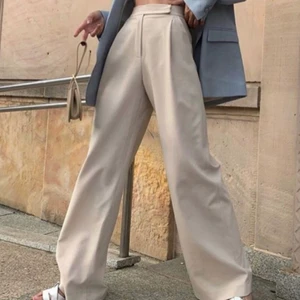 Kostymbyxor från NA-KD - Dessa supersnygga kostymbyxor från NA-KD. Använda fåtal gånger men fortfarande i princip nyskick.💕