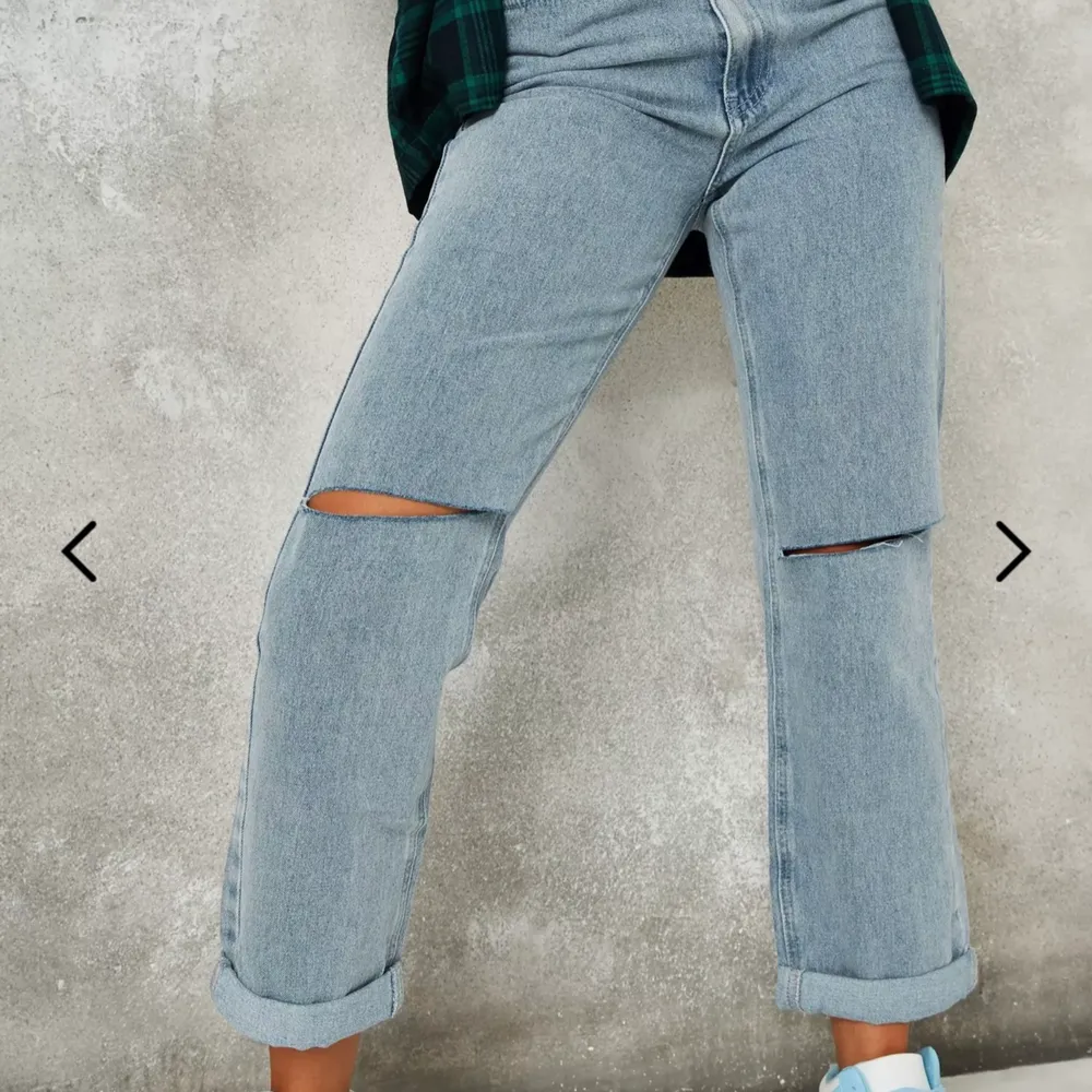 Helt oanvända jeans med lappen kvar, ljusblåa med slitning vid knäna, storlek 34 men sitter lite lösare.. Jeans & Byxor.