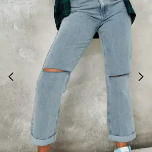 Helt oanvända jeans med lappen kvar, ljusblåa med slitning vid knäna, storlek 34 men sitter lite lösare.
