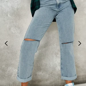 Missguided ”dad jeans” - Helt oanvända jeans med lappen kvar, ljusblåa med slitning vid knäna, storlek 34 men sitter lite lösare.