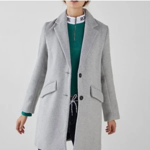 Grå kappa  - Säljer denna snygga gråa kappa! Den är köpt från Zalando men märket är bershka 🖤