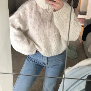 Vit stickad tröja  - Populär vit stickad tröja från Chiquelle med krage. Så skön och snygg passform💘