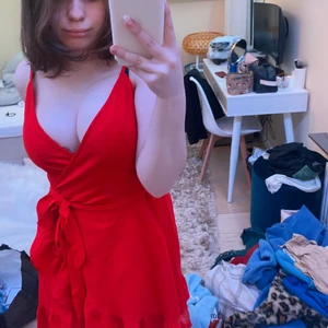 klänning  - din röd klänning med volanger från gina tricot som sälj då den aldrig kommer till användning 💕 lappen är kvar! Superfin som festklänning eller bara för fina tillfällen🕺🏼🕺🏼