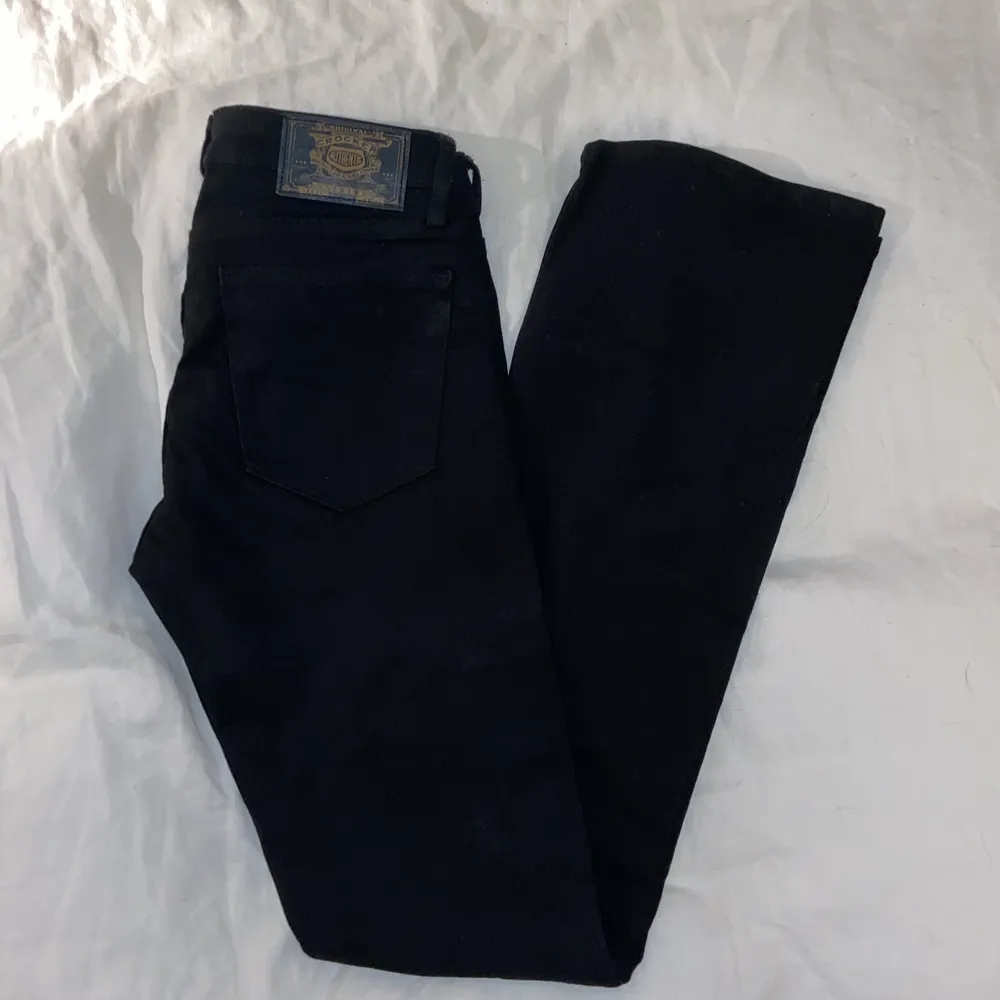 Svarta bootcut jeans med låg midja från crocker, anvönda ett fåtal gånger. Köptes för 700kr. Jeans & Byxor.