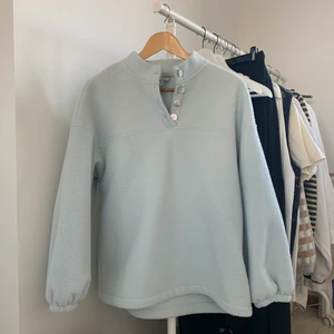 Tjocktröja - så fin blå fleece tröja från & other stories 💖💖oversized och bra skick! 