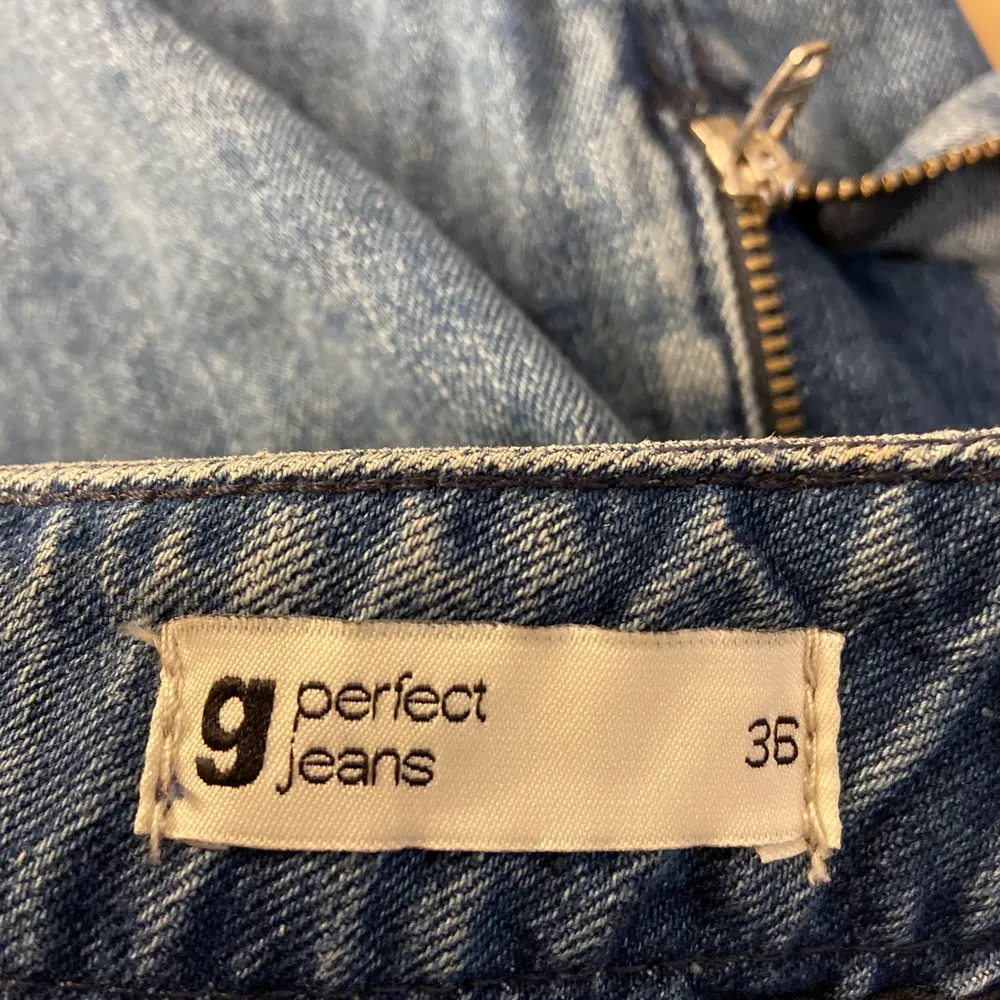 Jag säljer denna skit snygga jeans kjolen från Gina Tricot i stl 36.. Kjolar.