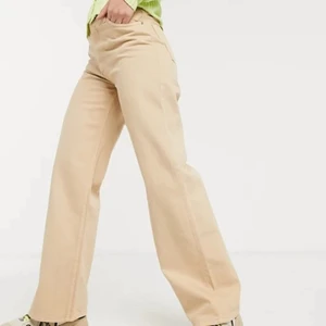 Wide Beige Jeans - Byxorna är i fint skick använt en gång. Säljer pågrund av att de var för små . Buda i kommentarerna , frakten ingår inte💓💓