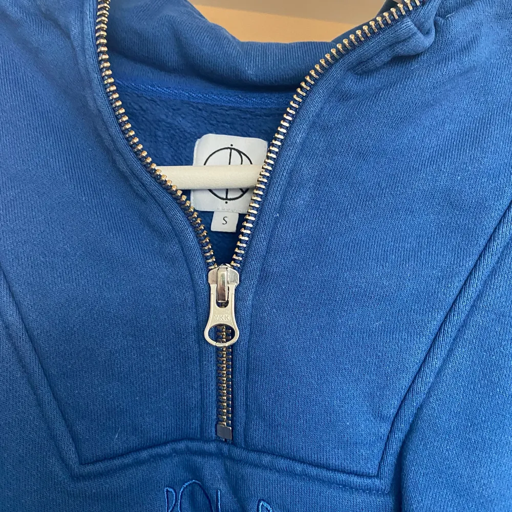 Snygg sweatshirt från polar. Den är i storlek S och skulle säga att den är mer som en M. Nypris 800 när jag köpte den för 2 år sedan. Mycket sparsamt använd. Frakt ingår inte i priset.. Tröjor & Koftor.