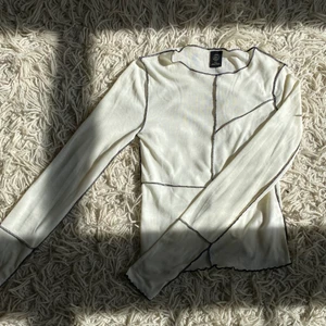 Grafisk topp - Tröjan e köpt på Urban outfitters. Tröjan e mycket sparsamt använd men har nyvär fått några små svarta fläckar på ärmen. Står ej för frakt💕