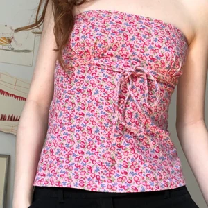 Rosa blommigt linne - Intressekoll på detta linnet! Om man köper så skickar jag med banden som hör till linnet som man kan sätta på. Det finns små ”krokar” som man kan fästa i. Inte säker på om jag vill sälja men det beror på. Passar a-kupa.