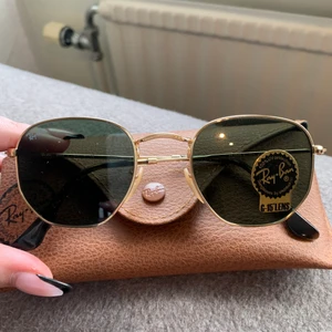 Raybans hexagon - Helt oanvända solglasögon från Rayban köpta förra året, klisterlapp är kvar som ni ser. Fodral & putsduk medföljer! 
