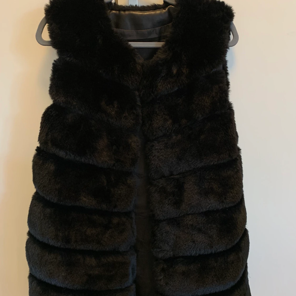 Svart pälsväst 