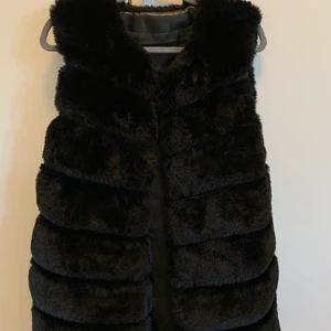 Svart pälsväst  - Superfint skick! Sparsamt använd😊 •Rökfri •Ej äkta päls  •Inga defekter Passar mig som är storlek S/M!