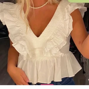 Sommar topp - Säljer denna extremt fina sommar topp från H&M, en sömm vid dragkedjan har släppt men går att sy fast hur lätt som helst!! Annars jätte fint skick!! Kund står för frakt 💕💕 HÖGASTA BUD 250kr, (råka göra nått fel med budgivningen så buda privat)