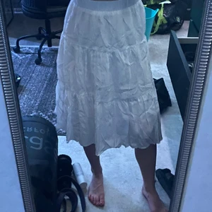 Vit kjol i strl. S - Jättesöt vit sommarkjol i storlek S. Kjolen har resår i midjan. Helt ny och endast testad  FRAKT: 50 kr