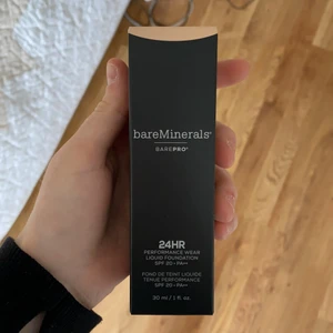 bareMinerals foundation  - Säljer foundation från bareMinerals pga att jag köpte fel färg. Obruten förpackning. Köparen står för frakt