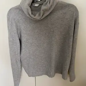 Jätteskönt grå tröja i underbart mjukt material från Cubus. Kan fraktas!✨