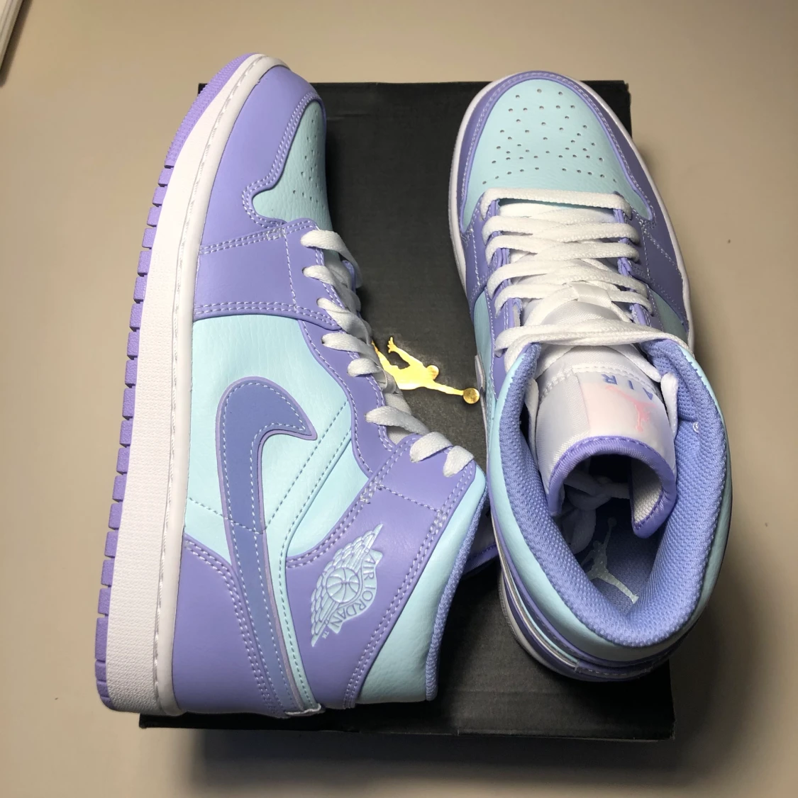 Jordan 1 mid ”purple Aqua. Storlek 42.