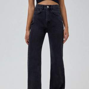 Snygga Pull & Bear jeans med rak passform, nyskick och nypriset är 400, mitt pris: 249 + frakt. Skriv priv för fler bilder!💕