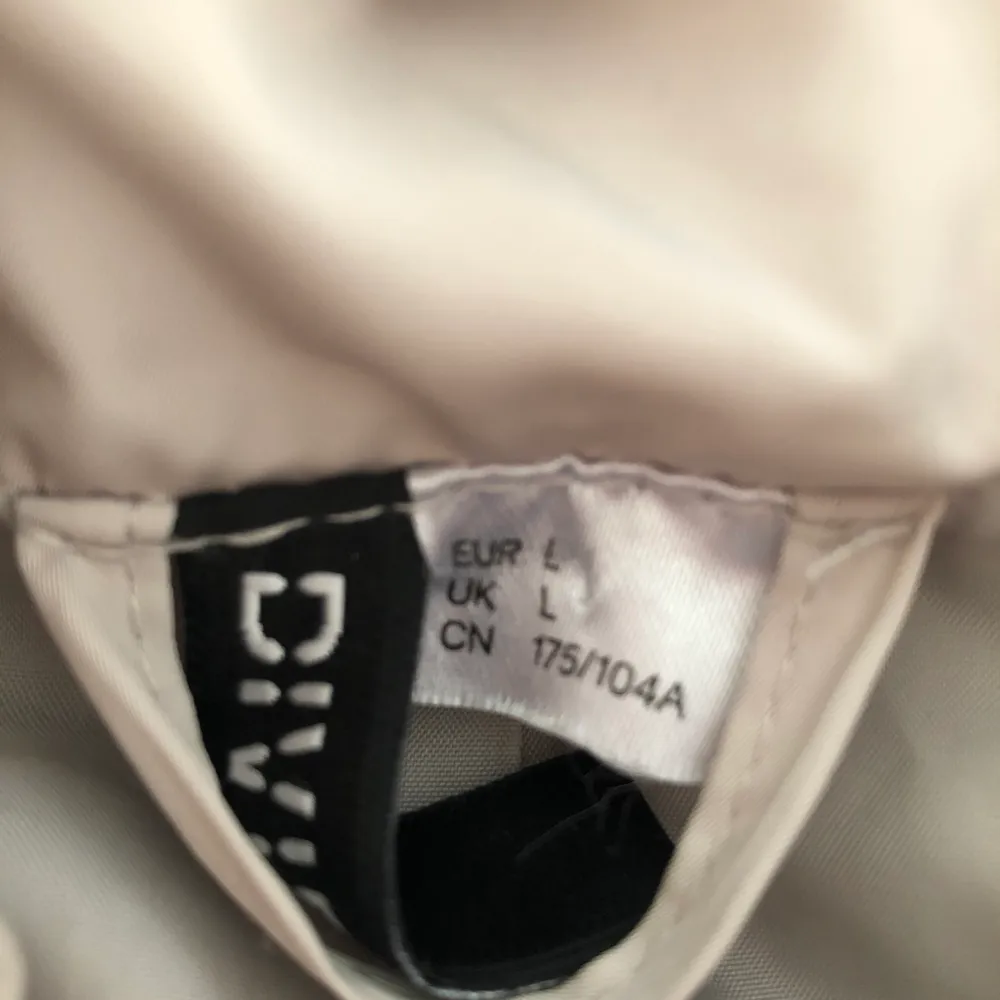 Super skön jacka från H&M, köptes för ett år sen. Jackans färg är ljus ljus grå, jackans färg ser man tydligt på bild 1 .Har använt den upptill 5 gånger som mest. Har inte lagt ut ett pris än, men skriv i chatten så kan priset diskuteras:). Jackor.