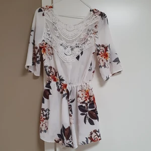 Snygg elegant byxdress - Fin oanvänd byxdress i strl S med fina detaljer.  Öppen rygg med knytning.