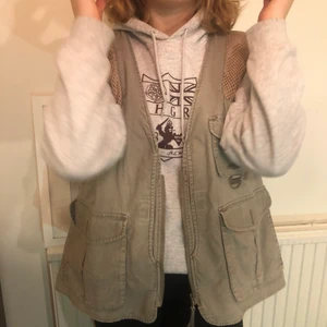 Beige fiskarväst - En beige fiskarväst från humana! Säljer för att jag endast använt den en gång och de inte blivit av att använda den mer. I strl XL så passar jättebra att ha både tjocka hoodien under men även vanliga tröjor. Frakt tillkommer men kan även mötas i gbg!