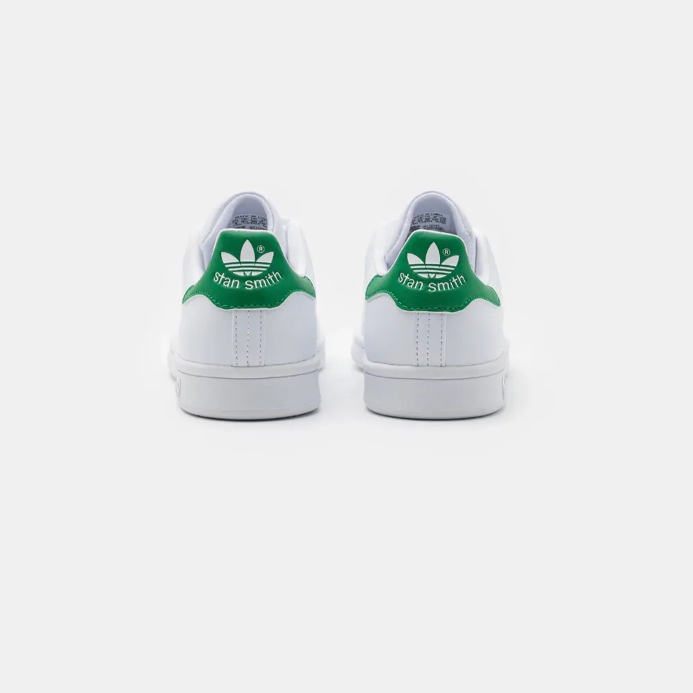 Säljer ett par vita sneakers med gröna detaljer. Det är ett par stan smith från adidas. De är sparsamt använda i bra skick.    Köpare står för frakt.. Skor.