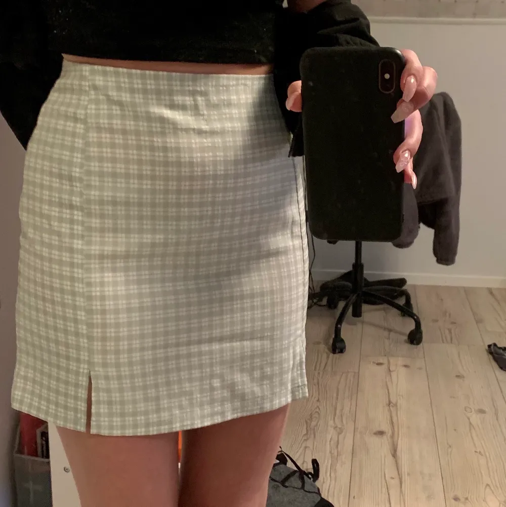 Tänkte ba kolla om någon är intresserad av den här kjolen från SHEIN som var för stor för mig❤️ (på bilderna håller jag in midjan för att visa hur den ska sitta). Kjolar.