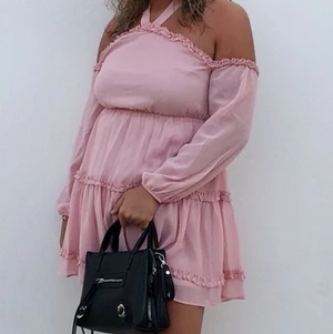 Puderrosa klänning från Nelly - En supersöt puderrosa klänning med bara axlar och knyte runt halsen. Från Nelly. Använd fåtal gånger💗