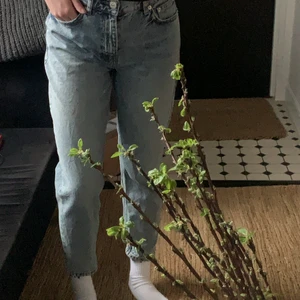 jeans - Skit snygga mom jeans🤍 säljer pga för små