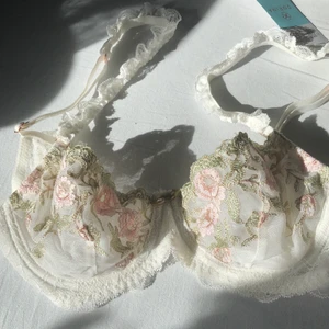 Romantisk balconette BH - Underbart fin balconette BH i med spets och gulliga blommor! Romantisk, vacker och sommrig💛☀️💛 Storlek 70B. Braletten har en superfin passform med djup urringning, men är tyvärr för liten för mig :(( Har aldrig används och lappen finns kvar.🦕 Skickar eller möts upp i Gbg🥰 