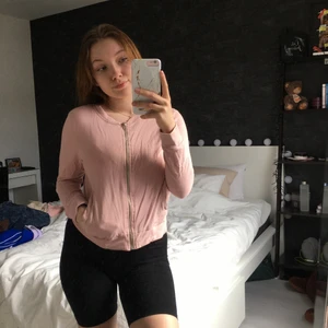 Luvtröja från Lager 157 - Rosa luvtröja i storlek M, passar XS/S🤍 Fint skick🤍