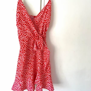 Sommarklänning - Söt sommarklänning köpt förra året på Chiquelle och är endast använd en gång. Jag köpte den för ca 400kr.