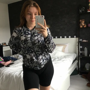 Tröja  - Superfin tröja med dragkedja! Svartvita blommor och fjärilar 🦋 Tror den är från New Yorker! Bra skick🤍 Storlek S🤍 Tunt material så perfekt till sommaren!😍