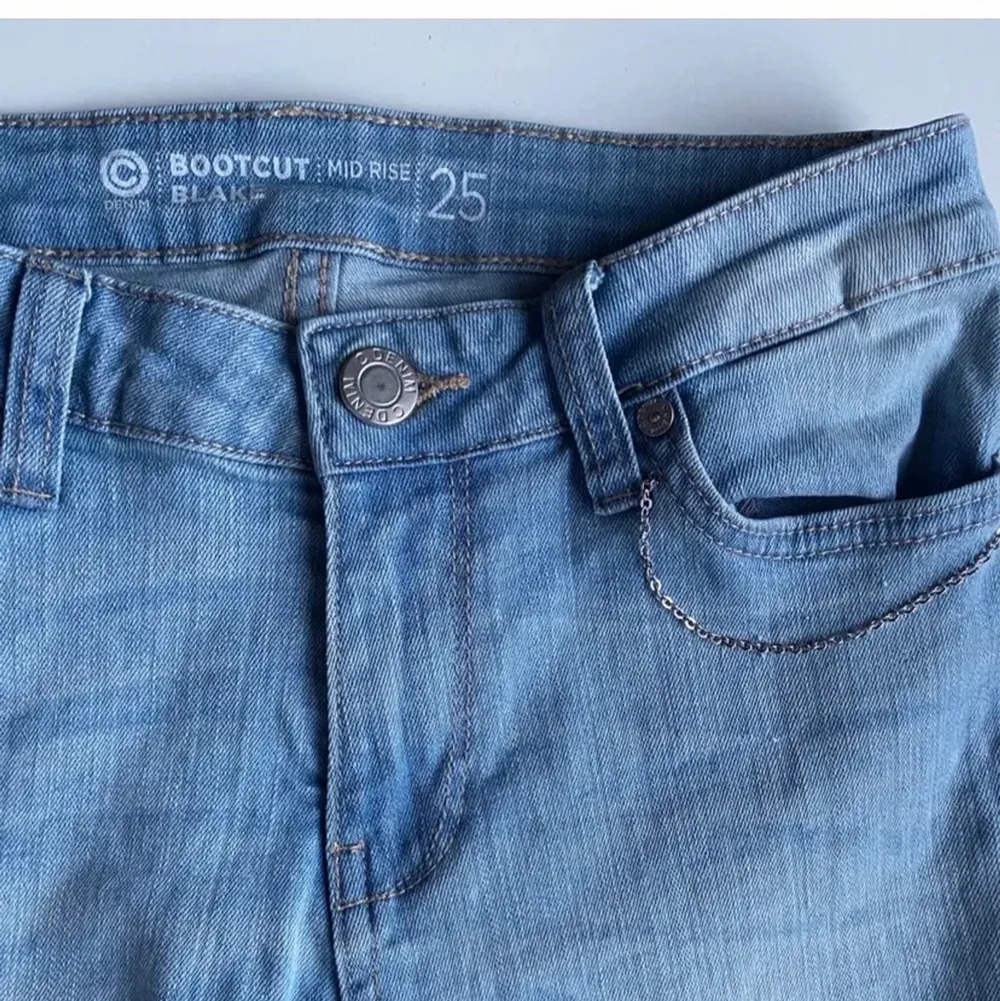 Ljusa mid waist bootcut jeans från cubus som jag stylat själv och klippt hål på. Strl W25, passar 34-36. Innerbenslängd: 85cm. Jag är 165 cm. Meddela för fler bilder. Budgivning från 170kr. Fraktkostnad tillkommer.. Jeans & Byxor.