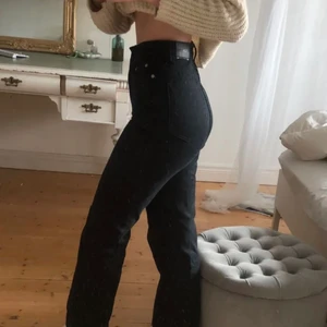 Weekday - Säljer mina svarta rowe jeans, använda ca 3 ggr. Sitter perfekt på mig som är 175, passar såklart kortare också ifall man gillar de något längre. Kan skicka  fler bilder om det önskas 💞 175kr + frakt 🌸