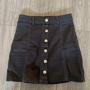 Kjol - En söt liten svart kjol med knappar💓 använde en del innan men nu kommer den inte till användning för att den är för liten 💓